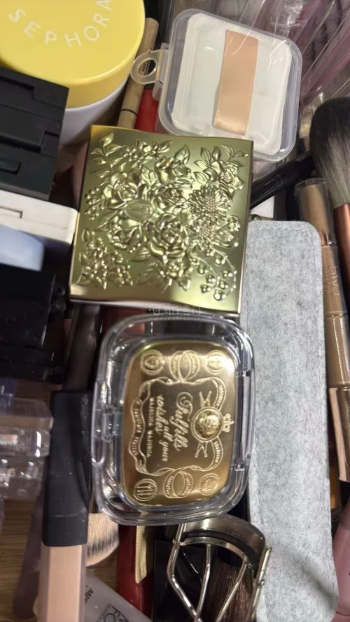 成功淘到想要的中古眼影，收到后认真查验品相，轻微使用痕迹，整体状态良好。粉质顺滑好晕染，是很有特色的日系珠光配色。包装防震充足，漂洋过海也没有损坏，整体购物感受很好，喜欢日系彩妆可以看看。
