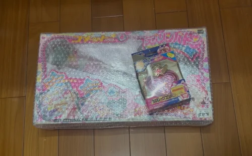 这次又到了两个古早玩具，是美少女战士小小兔的危机月亮胸针和音乐小彗星的爱心指挥棒～急了航空件～不到一周就收到啦～包装非常好！