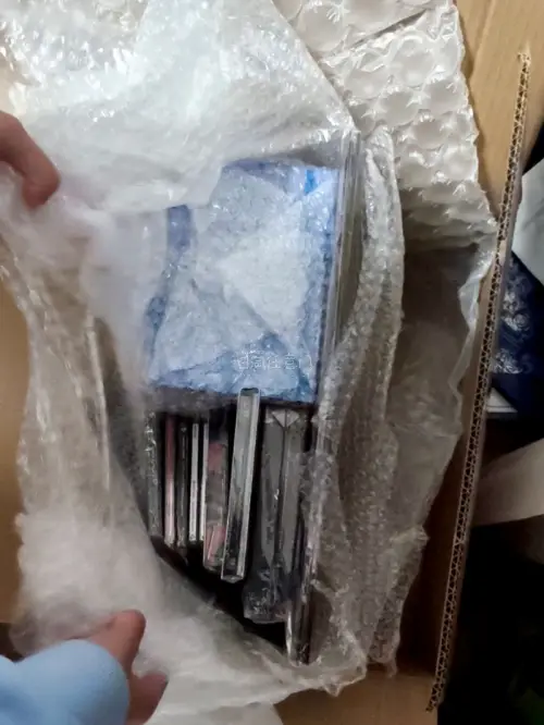 之前只切过CD，第一次买成套的和A3大小的专辑，包得非常好呢全部完好无损！到家好大一箱，爽拆爽拆！古早专依然非常美丽，印刷都很好，光盘也是新的。日版初回mamacita真的太貌美了，A3大小完美展示画报，只要放着就是艺术品啊！一整套的wings也是给我切到了，摆在书...