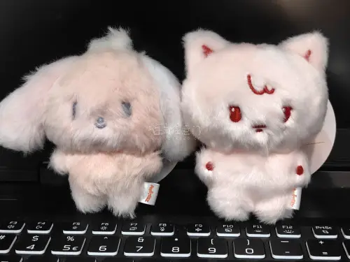 第一次在挖煤姬切娃娃，一开始很担心遇到什么问题，但是最后宝宝们平安到家，非常非常非常之萌啊！竹蜻蜓也很快，发货后一周就到了，盒子上有贴易碎品标签，盒子四角尖尖没有被压，里面还放了一层泡沫纸。
完美的购物体验，我将继续切煤！