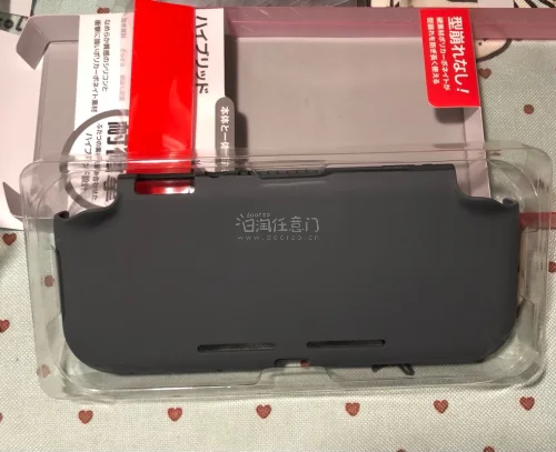 这款Switch Lite混合硅胶半包壳采用软硅胶+硬质聚碳酸酯复合材质，手感顺滑亲肤，抗冲击不易变形，开孔精准，拆装简单，侧边也能得到防护，色彩和主机适配度很高。在挖煤姬 日淘任意门入手很省心，翻译界面友好，可合单节省运费，竹蜻蜓线路时效稳定，包装严实，到手完好，...