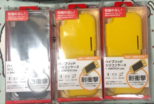 这款Switch Lite混合硅胶半包壳采用软硅胶+硬质聚碳酸酯复合材质，手感顺滑亲肤，抗冲击不易变形，开孔精准，拆装简单，侧边也能得到防护，色彩和主机适配度很高。在挖煤姬 日淘任意门入手很省心，翻译界面友好，可合单节省运费，竹蜻蜓线路时效稳定，包装严实，到手完好，...