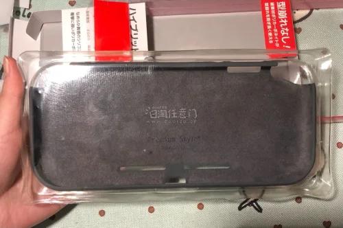 这款Switch Lite混合硅胶半包壳采用软硅胶+硬质聚碳酸酯复合材质，手感顺滑亲肤，抗冲击不易变形，开孔精准，拆装简单，侧边也能得到防护，色彩和主机适配度很高。在挖煤姬 日淘任意门入手很省心，翻译界面友好，可合单节省运费，竹蜻蜓线路时效稳定，包装严实，到手完好，...