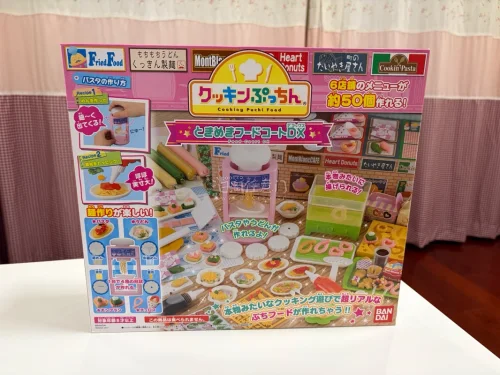 这个好像是万代魔幻小厨房停产后的替代品？这一款美食广场玩法比较多样，延续了油炸粉包，很有趣呢～万代以后能不能多出点这种玩具！！！这单走的是竹蜻蜓，其实还蛮快的，还是有点不放心快递包装之类的，另外几单比较稀有的走了EMS。