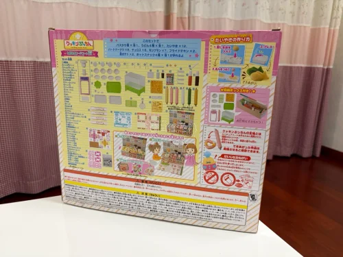 这个好像是万代魔幻小厨房停产后的替代品？这一款美食广场玩法比较多样，延续了油炸粉包，很有趣呢～万代以后能不能多出点这种玩具！！！这单走的是竹蜻蜓，其实还蛮快的，还是有点不放心快递包装之类的，另外几单比较稀有的走了EMS。