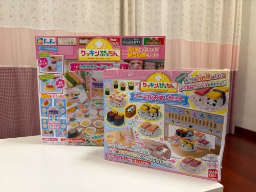 这个好像是万代魔幻小厨房停产后的替代品？这一款美食广场玩法比较多样，延续了油炸粉包，很有趣呢～万代以后能不能多出点这种玩具！！！这单走的是竹蜻蜓，其实还蛮快的，还是有点不放心快递包装之类的，另外几单比较稀有的走了EMS。