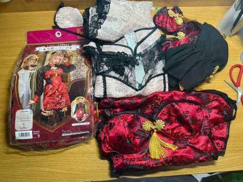在挖煤姬上买了几件衣服都很便宜物美价廉 而且代切速度特别快物流也还行一两周左右的时间就拿到了 拿到后包裹也很完整非常推荐新手入坑呀