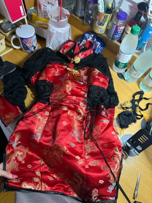在挖煤姬上买了几件衣服都很便宜物美价廉 而且代切速度特别快物流也还行一两周左右的时间就拿到了 拿到后包裹也很完整非常推荐新手入坑呀