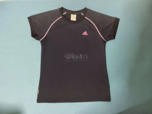 这件速干短袖太适合日常啦藏青色底色，肩线是亮眼粉白撞色嵌线，胸口粉色阿迪小logo，简约又有复古运动感，面料透气舒服，版型利落不紧绷。很适合喜欢00年代日系运动风、爱健身或者日常休闲穿搭的姐妹。