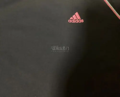 这件速干短袖太适合日常啦藏青色底色，肩线是亮眼粉白撞色嵌线，胸口粉色阿迪小logo，简约又有复古运动感，面料透气舒服，版型利落不紧绷。很适合喜欢00年代日系运动风、爱健身或者日常休闲穿搭的姐妹。
