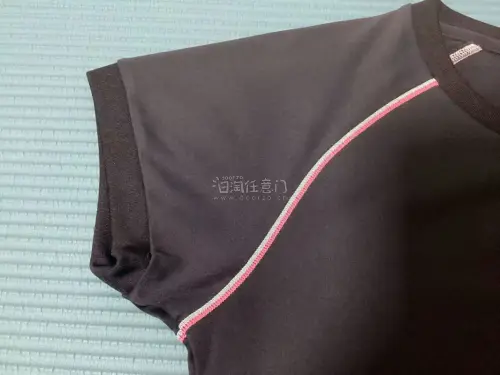 这件速干短袖太适合日常啦藏青色底色，肩线是亮眼粉白撞色嵌线，胸口粉色阿迪小logo，简约又有复古运动感，面料透气舒服，版型利落不紧绷。很适合喜欢00年代日系运动风、爱健身或者日常休闲穿搭的姐妹。
