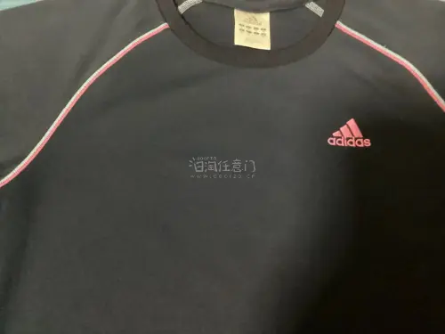 这件速干短袖太适合日常啦藏青色底色，肩线是亮眼粉白撞色嵌线，胸口粉色阿迪小logo，简约又有复古运动感，面料透气舒服，版型利落不紧绷。很适合喜欢00年代日系运动风、爱健身或者日常休闲穿搭的姐妹。
