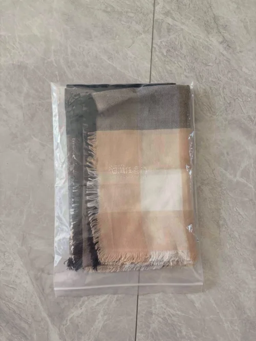 这次入手了一条Coach丝巾，品相超出预期，面料顺滑。仓库包装做得很用心，干净严实，漂洋过海收到没有折损。air发货也很快，平台代拍省心，物流轨迹实时可查，买中古配饰很靠谱，推荐想日淘中古的朋友！
