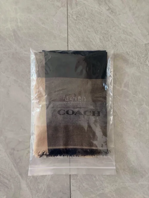 这次入手了一条Coach丝巾，品相超出预期，面料顺滑。仓库包装做得很用心，干净严实，漂洋过海收到没有折损。air发货也很快，平台代拍省心，物流轨迹实时可查，买中古配饰很靠谱，推荐想日淘中古的朋友！