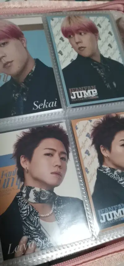 这次海淘了许多芬达的谷子，小卡啊徽章啊小挂件啥的，拿到快递的时候很满足！走的海运，虽然路上有点慢但是配送很快，点赞。