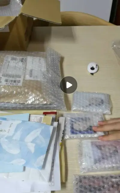 万万没想到EMS物流速度这么快，赶在五一前就收到了，快乐开箱！
挖煤姬一如既往打包非常好，泡沫纸严严实实，安全感十足。
切卡的心情很美妙，蹲到自己心怡的小卡，付钱后剩下的挖煤姬都安排了，合单审核也很快。
接下来也希望挖到更多梦情小卡? 