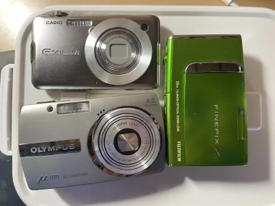海运二十多天到的，速度挺快，也没有被税，成色都好好，测试了功能也都完全可以使用！
卡西欧ex-s10:自带美颜的那种感觉，拍出来比其他机子更冷白皮，而且很小很轻薄一个
富士z10fd：绿色超级喜欢，滑盖式，有两种富士滤镜，出片妥妥复古感
奥林巴斯u810: 1/1....