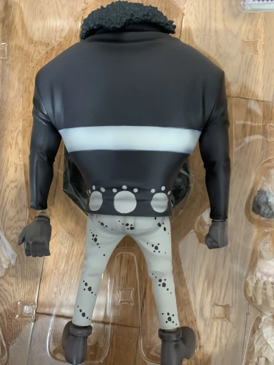 popdx大熊，实物真的很大很不错，但是由于是空心，所以还比较轻
涂装和现在没法比，但是整体品相不错，符合个人心目中大熊的形象