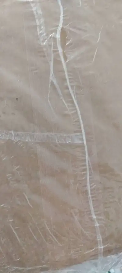 这是第二次使用竹蜻蜓来运，跟之前一样包装很完整，东西都保存的很好。应该是拆掉了一部分原本的包装，里面的吧唧都很好，虽然卡都是比较特殊的材质，但是没有损伤。感谢感谢。