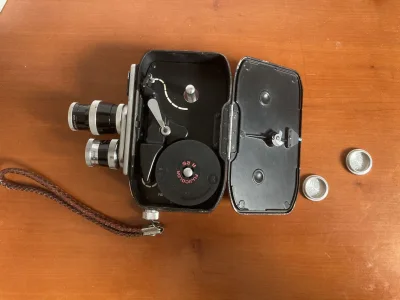 瑞士Bolex paillard B8 8毫米胶片摄影机诞生于上世纪五十年代，带有两个镜头，目前8毫米胶片已经停产，通过挖煤姬海淘过来当作装饰摆件使用非常高端大气上档次