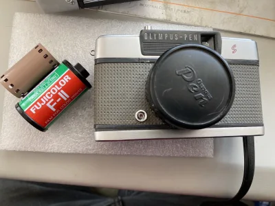 通过挖煤姬海淘了这台奥林巴斯半格相机，惊喜的发现打开后还有一卷胶卷，也许这就是海淘相机会不时碰到的意外之喜，这台相机非常小巧精致，在胶片价格不断上涨的年代，用半格相机拍摄非常有优势