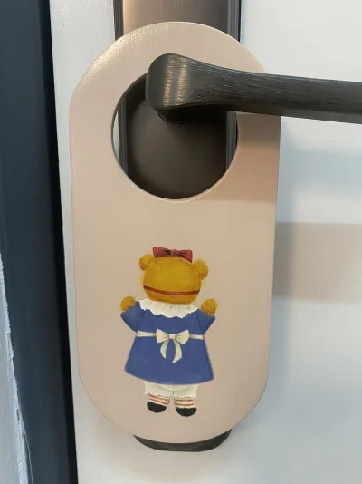 这次的东西好喜欢！镜子也太好看了，好复古！小女孩和小鸭的图案好戳我～小熊门牌是买给小伙伴的 也很可爱！这次体验还是不错的，就是镜子木头裂了，找人修复了，包装非常好，不知道问题出在哪里。会继续回购