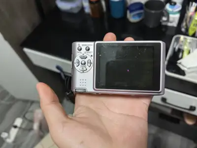 ccd很新很新，该有的都在，包装也很好，没有任何损坏的地方，卖家还送了一个相机包，真的很喜欢啊！冲冲冲