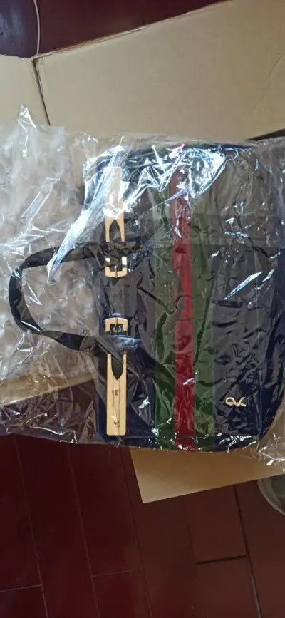 这是我第一次在挖煤姬上购买物品，在孩子的指导下顺利完成了第一笔交易。手包包装牢固，品相完好无损，非常满意。