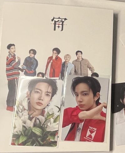 第一次下单体验～总体包装还是很严实的，收到的时候完全没有折损，收到的海报和小卡的特别好看啊！准备后面接着购入( ̀⌄ ́)