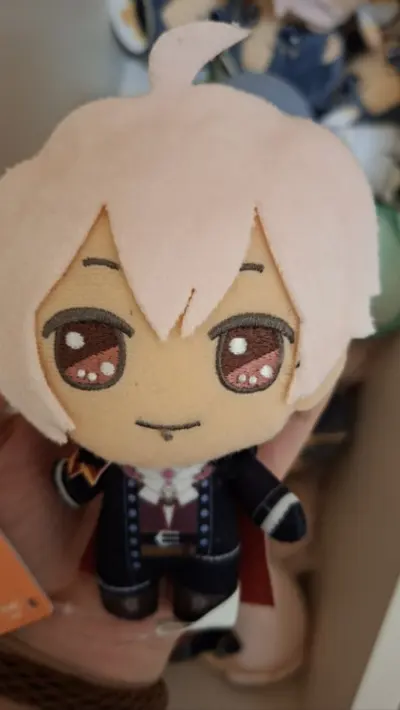 終於收到期待已久的娃娃了，真的超級滿意！實物比圖片還要精緻可愛，面料柔軟，細節處理得很用心，抱在懷裡幸福感滿滿。發貨速度快，包裝也很仔細，沒有任何損壞。這個價格能買到這麼高質量的娃娃，性價比真的超高，已經在考慮回購下一隻了！強烈推薦給喜歡收藏娃娃的朋友！