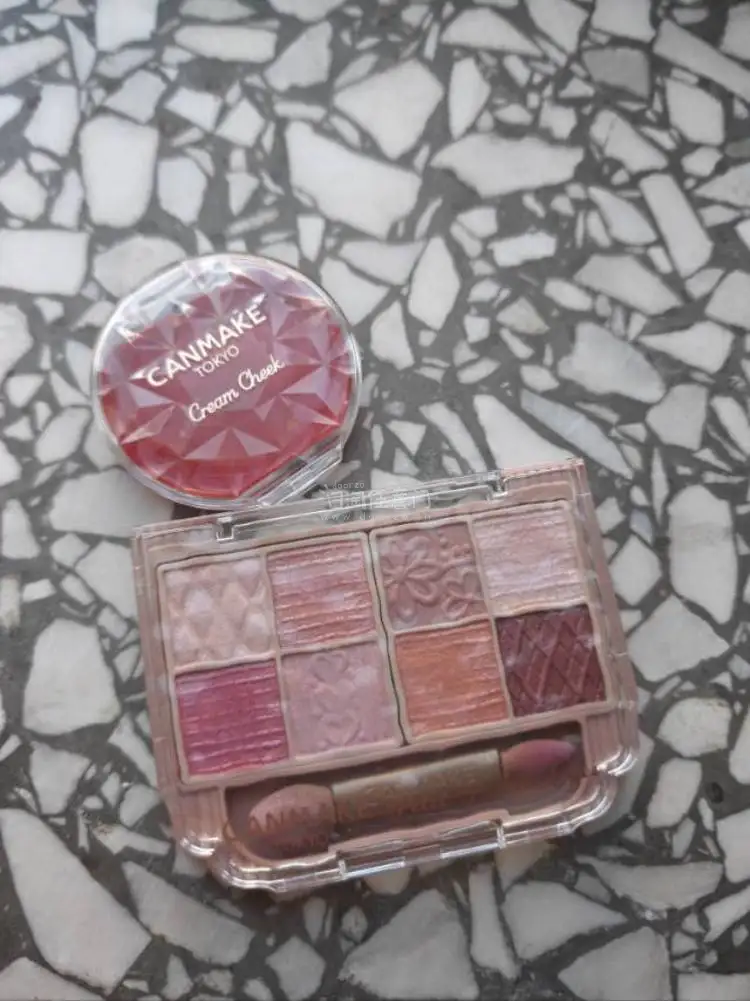 成功拿下几乎全新的canmake眼影和超火色号的腮红！期待用成铁皮！
最近迷上了中古包，通过任意门的搜索、翻译和查找同款、筛选价格等功能成功找到我想要的款式，卖家描述准确，到手后发现特别新！超级好看，特别喜欢！