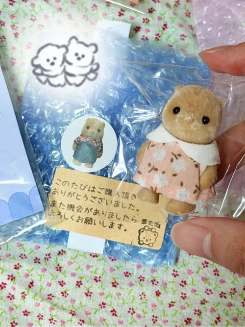 这次在挖煤姬入手了超可爱的森贝儿乐园厨师系列玩偶～软萌治愈的小动物玩偶太适合春日啦，不管是居家收藏，还是带着出门踏春拍照都超合适！
经常在挖煤姬日淘，平台自带自动翻译，海淘新手也能轻松下单。竹蜻蜓国际物流时效快，打包特别严实，玩偶收到完好无损，物流速度也很稳定，日淘...